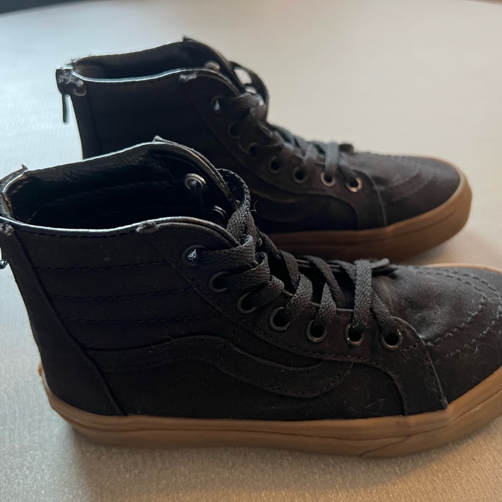 VANS SK8-HI ZIP SHOE - black with zipper back for easy on/off. (Size 1.5 youth)